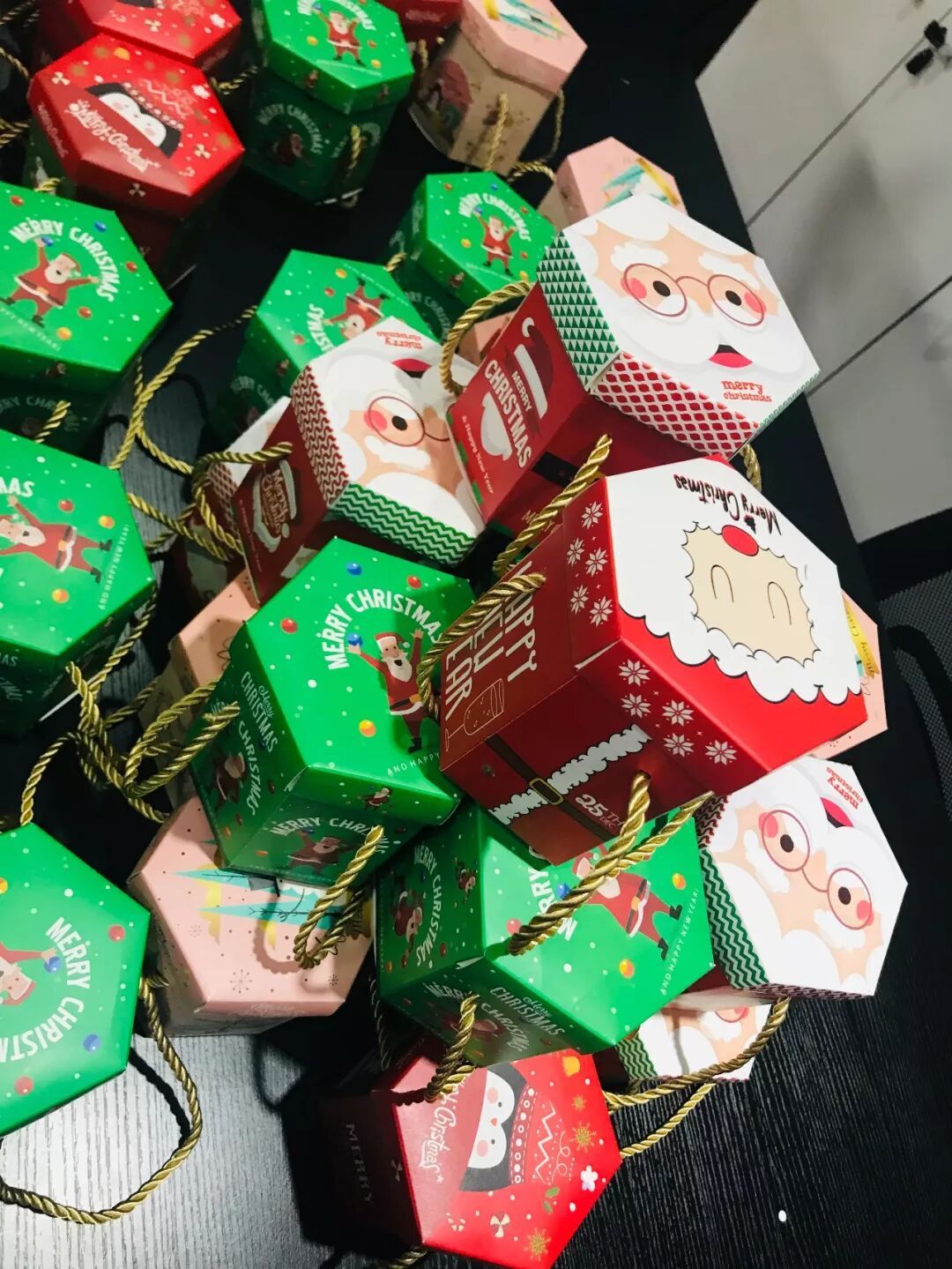 圣诞快乐！请查收这份来自TTK®涂泰克的节日祝福：